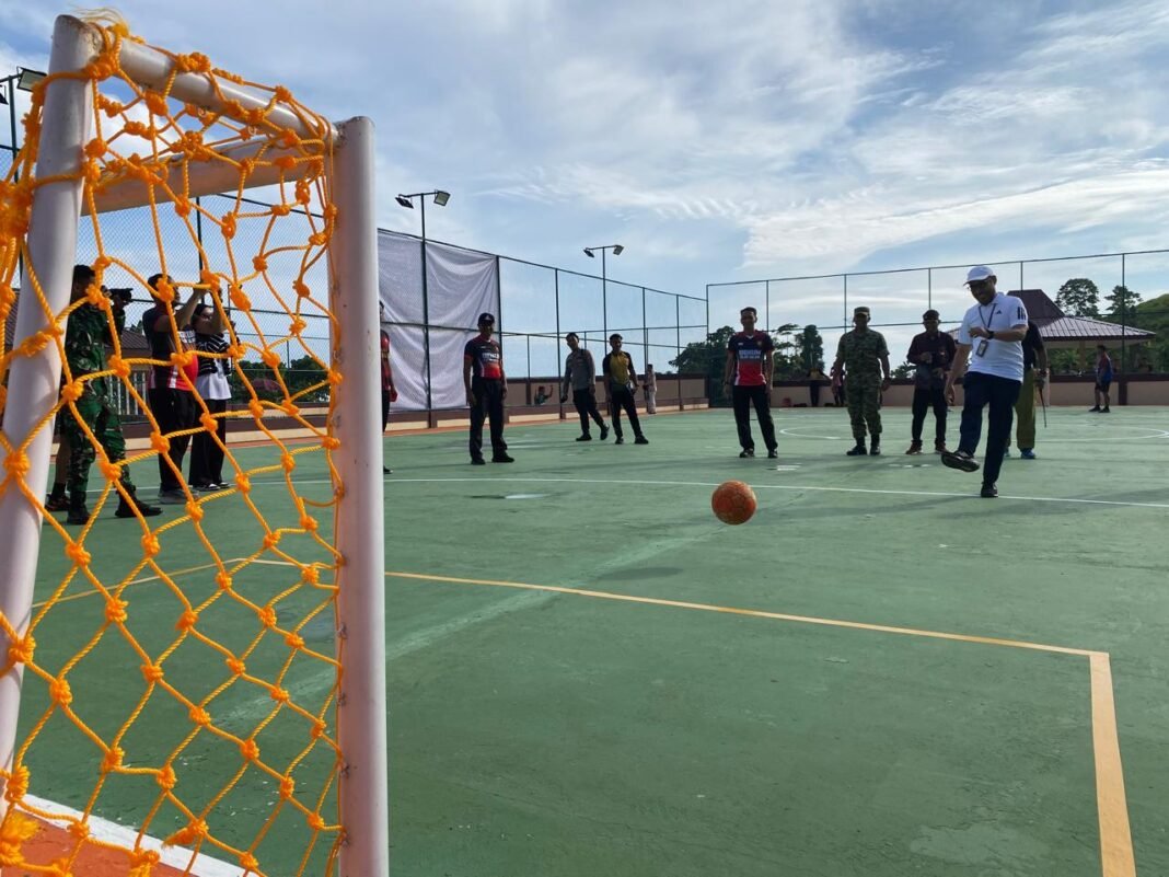 Hari Bhayangkara ke-80, Polda Sulbar Meriahkan Peringatan dengan Turnamen Olahraga Suasana pembukaan turnamen futsal dalam memperingati hari Bhayangkara ke-80 Polda Sulbar