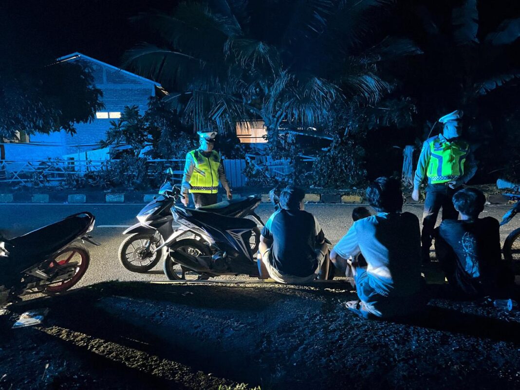 Melalui Patroli Blue Light, Ditlantas Polda Sulbar Bangun Kedekatan dengan Masyarakat Personel Ditlantas Polda Sulbar saat melakukan patroli blue light