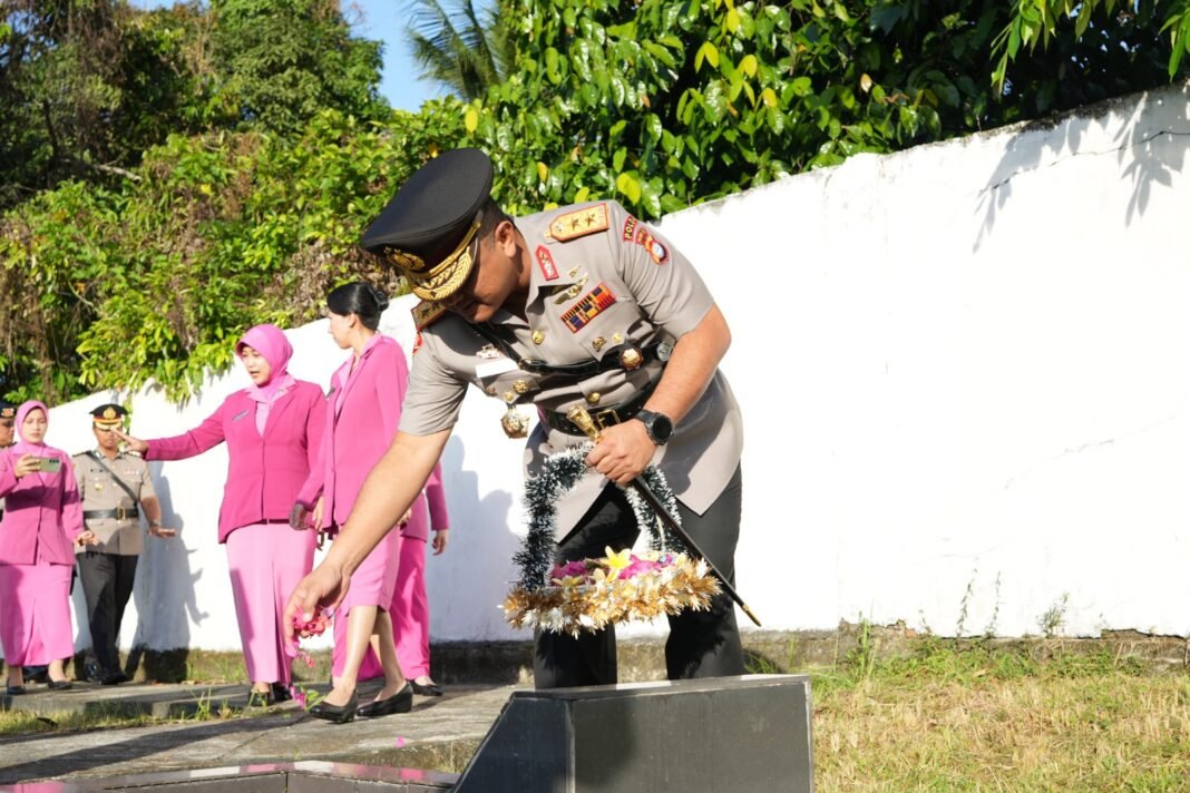 Polda Sulbar Kenang Jasa Pahlawan Melalui Ziarah dalam Rangka Hari Bhayangkara ke-80 Kapolda Sulbar, Irjen Pol Adi Deriyan Jayamarta saat melakukan ziarah ke Taman Makam Pahlawan (TMP) di Mamuju