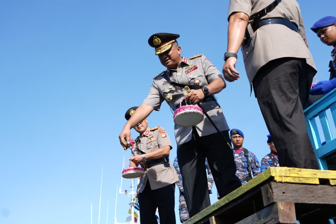 Mengenang Pejuang Maritim, Kapolda Sulbar Pimpin Tabur Bunga di Pangkalan Polairud Kapolda Sulbar, Irjen Pol Adi Deriyan Jayamarta saat menabur bunga di pangkalan Polairud