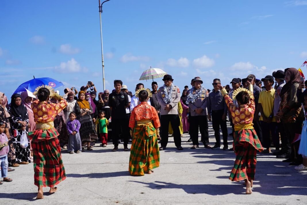 Kapolda Sulbar, Irjen Pol Adi Deriyan Jayamarta bersama rombongan saat mendapat sambutan hangat masyarakat Pulau Ambo
