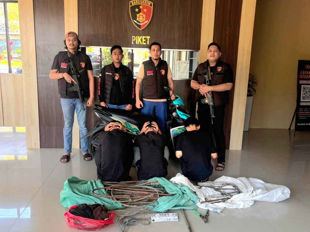 Polisi berhasil tangkap tiga pelaku pencurian tembaga penangkal petir menara PLN di Mamuju. (Foto: Polisi)