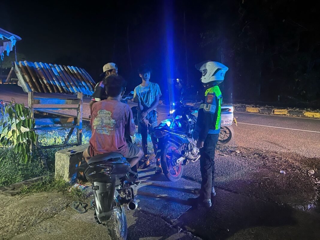 Personel Ditlantas Polda Sulbar saat melakukan patroli malam. (Foto: Dok. Polda Sulbar)