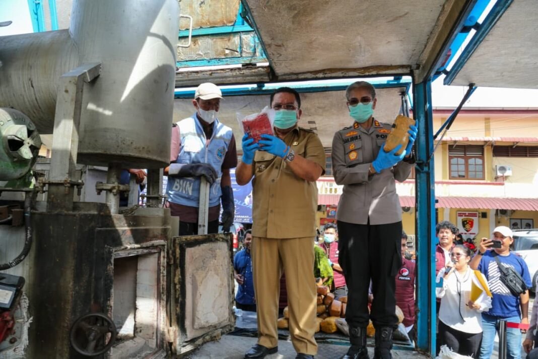 Wali Kota Wesly Ikut Musnahkan 77,8 Kg Ganja dan 1,1 Kg Sabu di Polres Pematangsiantar wesly silalahi