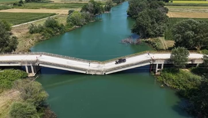 Nekat! Jembatan Ini Resmi Ambruk Sejak 2023, Tapi Masih Dilintasi Mobil Setiap Hari Jembatan Palaiopyrgos