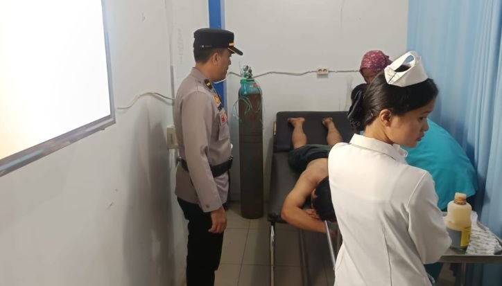 Pekerja angkringan mendapatkan perawatan medis.