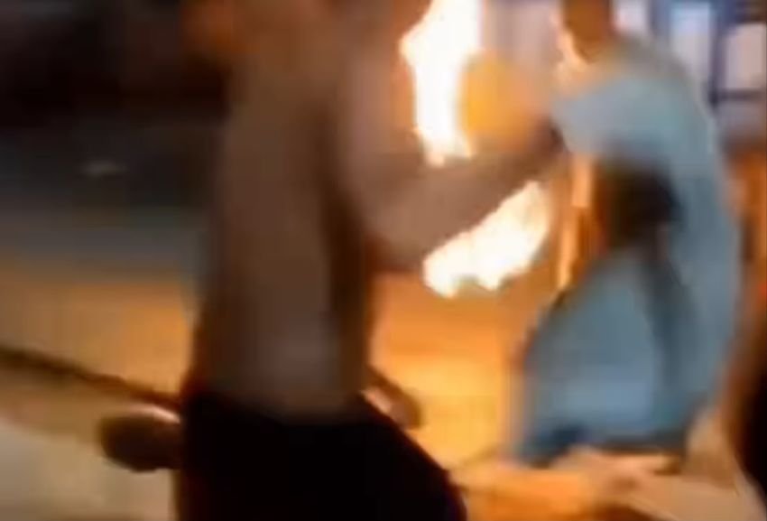 Diduga Stres Akibat Masalah Keluarga, Seorang Pria di Medan Tega Bakar Ayah Kandung Anak bakar ayah kandung di Medan. (Foto: Video Viral)