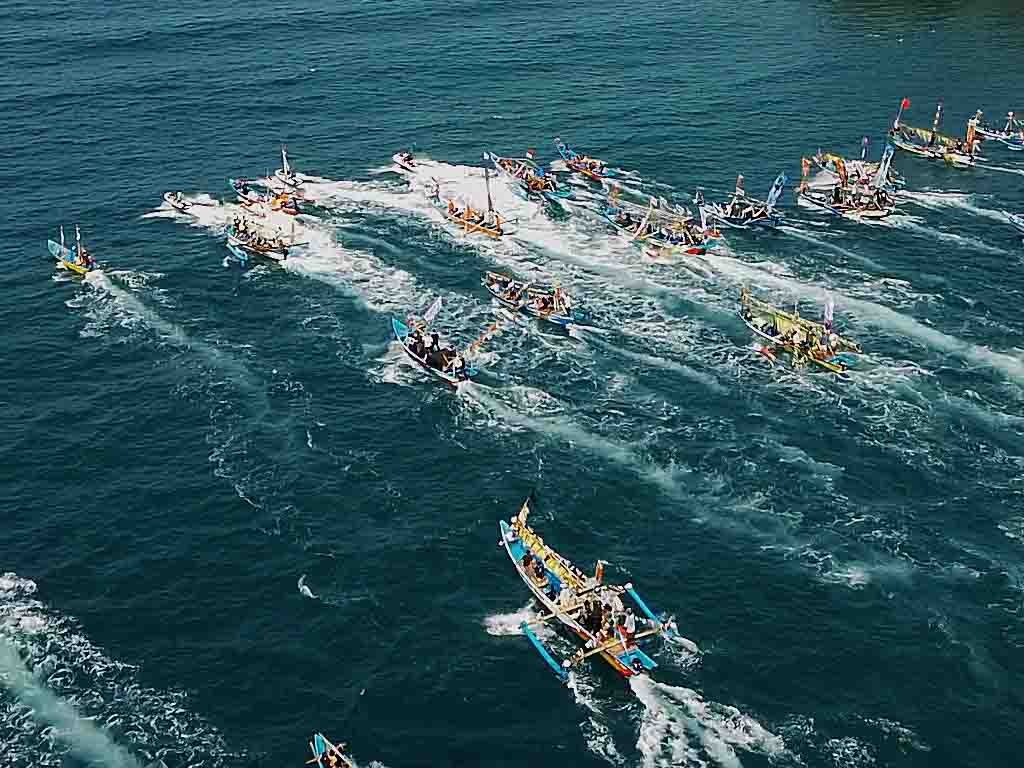 Suasana Tradisi Hajat Laut Pangandaran di kawasan Batu Karas, Jawa Barat. (Foto: Istimewa)