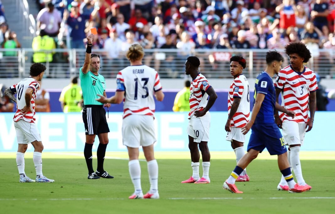 Main dengan 10 Pemain, Amerika Serikat Tetap Menang 2-0 atas Bosnia Walau main dengan 10 pemain, Amerika Serikat tetap kalahkan Bosnia dan Herzegovina 2-0. (Foto: X/@JacobsBen)
