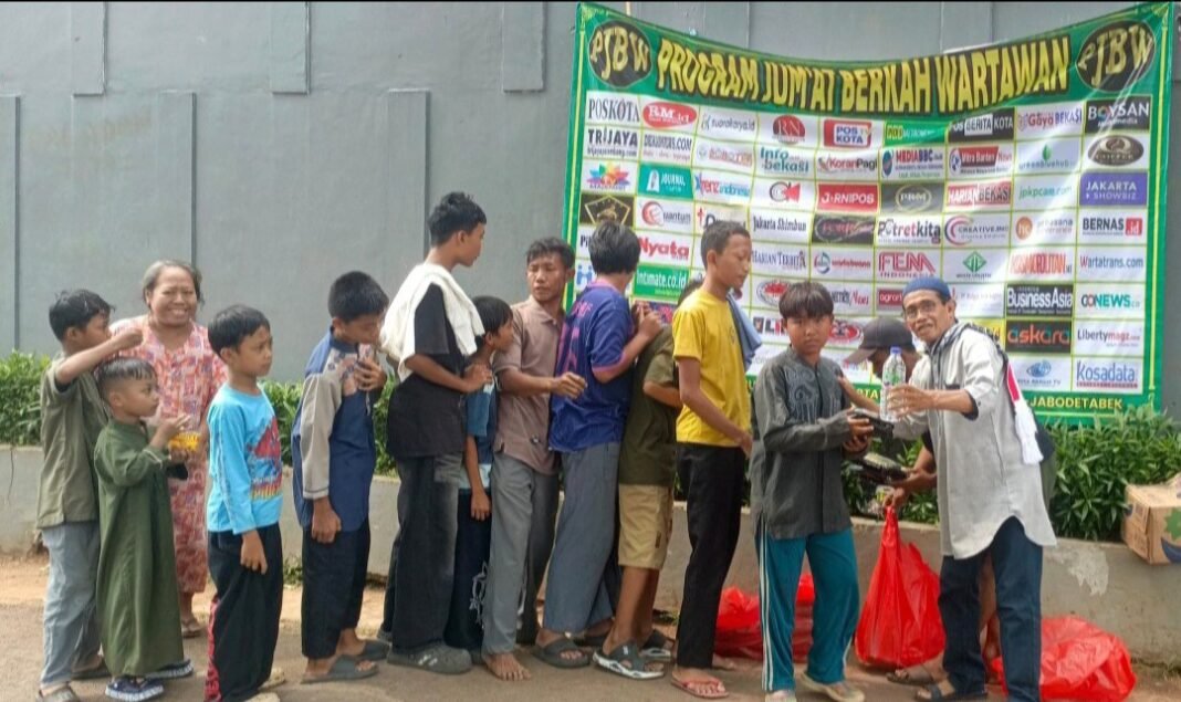 Jumat Berkah Wartawan di Jatinegara Diserbu Pelajar hingga Emak-emak Jumat Berkah Wartawan di Jatinegara Diserbu Pelajar hingga Emak-emak