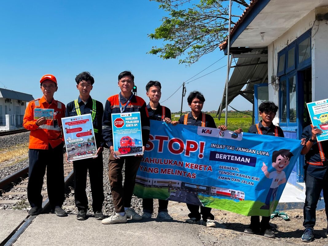 KAI Daop 3 Cirebon Gandeng Komunitas Railfans Kampanyekan Keselamatan di Perlintasan Sebidang KAI Daop 3 Cirebon Gandeng Komunitas Railfans Kampanyekan Keselamatan di Perlintasan Sebidang