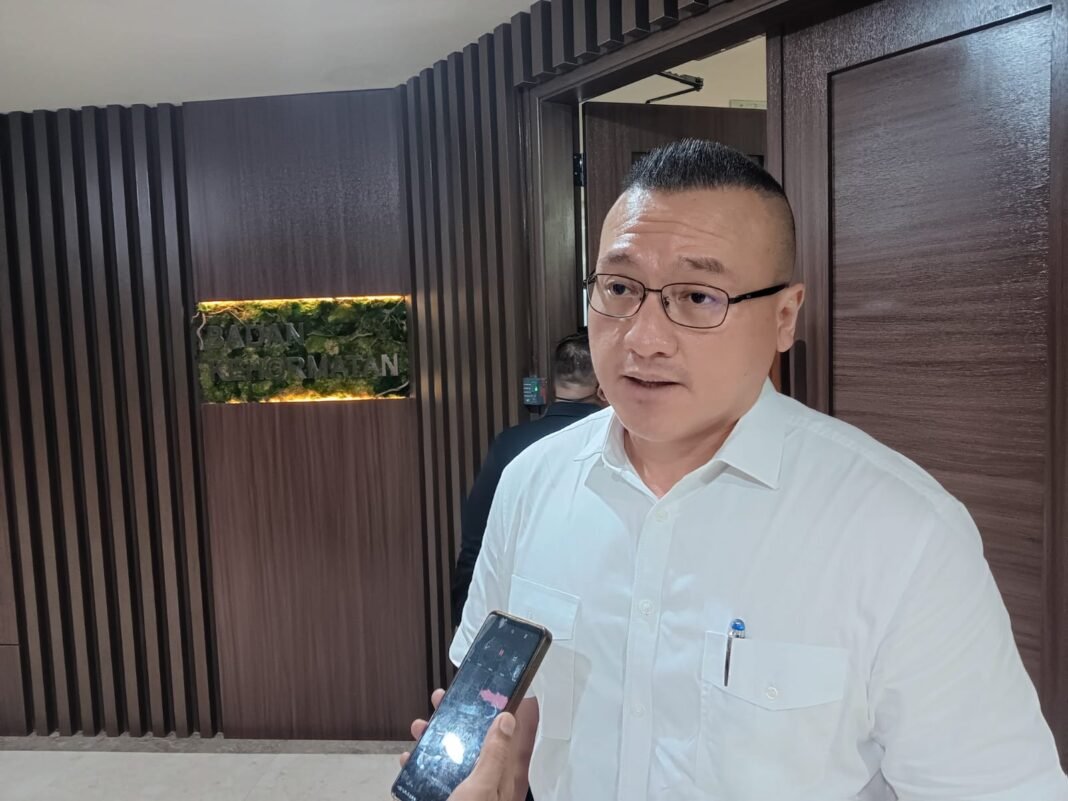 Anggota DPRD DKI Kenneth Meminta Maaf Atas Insiden Masuk Jalur Transjakarta Anggota DPRD DKI Kenneth Meminta Maaf Atas Insiden Masuk Jalur Transjakarta