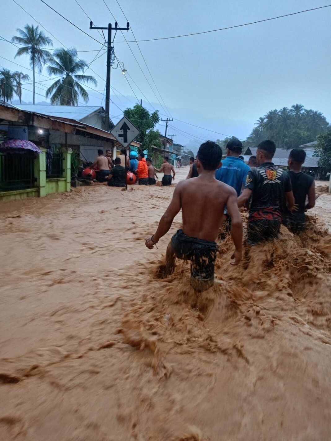 Banjir Bandang Terjang Tapanuli Tengah, 145 Warga Mengungsi, Kondisi Mulai Surut Banjir Bandang Terjang Tapanuli Tengah, 145 Warga Mengungsi, Kondisi Mulai Surut