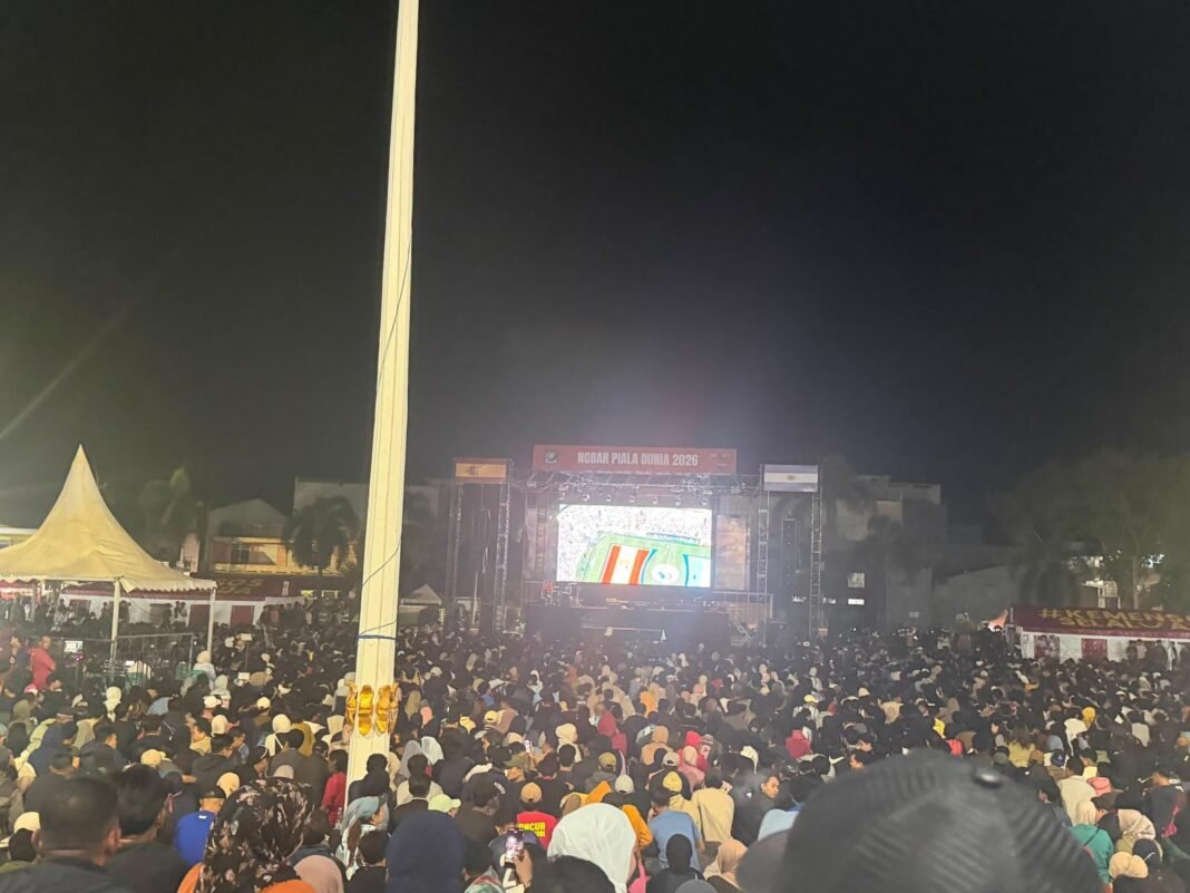 Nobar Piala Dunia, Ribuan Warga Bulukumba Disuguhkan Film Pendek TNI AD Nobar Piala Dunia, Ribuan Warga Bulukumba Disuguhkan Film Pendek TNI AD