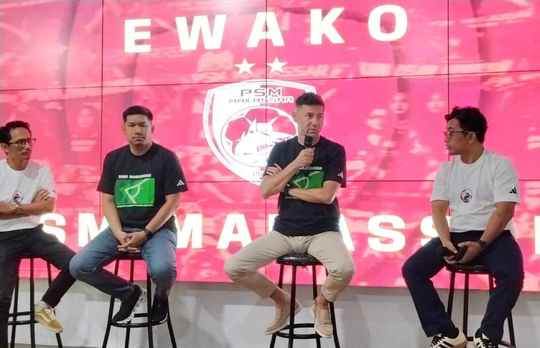 Darije Kalezic Ungkap Alasan Bawa Empat Staf Asing dan Target PSM Makassar Musim 2026/2027 Pelatih anyar PSM Makassar Darije Kalezic saat diperkenalkan, Minggu 19 Juli 2026. (Foto: Opsi/Rio)