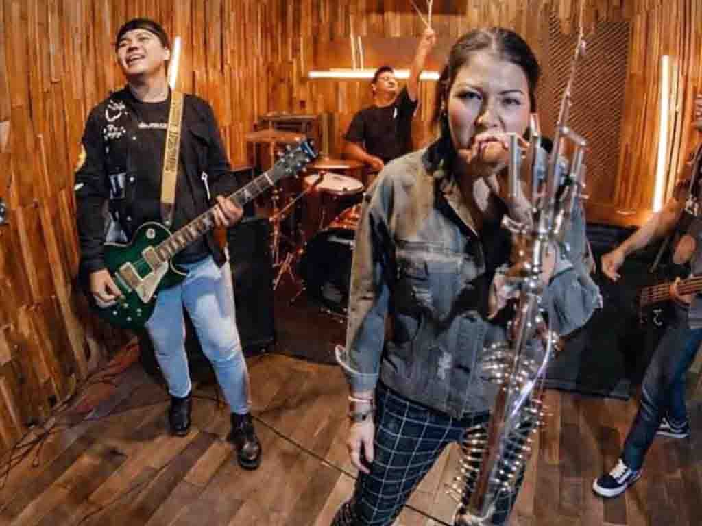 Melanie Subono Rilis Single Rakyat Tiri Bareng Dirty Rotten Bastards Musisi sekaligus aktivis vokal, Melanie Subono bersama unit punk rock, Dirty Rotten Bastards. (Foto: Istimewa)
