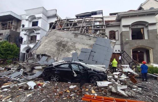Ledakan Pipa Gas Tanam di Medan, Satu Tewas, Dua Korban Masih Dicari Tim SAR Rumah mewah di Grand Polonia Medan hancur akibat ledakan. (Foto: Dok. Polisi)