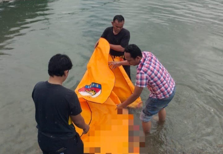 Pelajar 18 Tahun Ditemukan Meninggal di Tepi Danau Toba, Polisi: Tidak Ada Tanda Kekerasan Korban tenggelam dievakuasi dari Danau Toba.