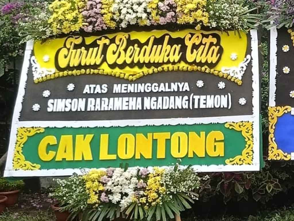 Komedian Temon Templar Meninggal Dunia di Usia 59 Tahun Sejumlah selebriti mengirimkan karangan bunga ucapan duka cita atas meninggalnya komedian Temon Templar. (Foto: Jio Jimmy Maukar)