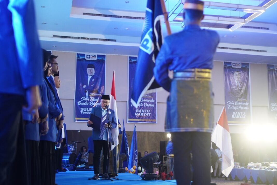DPW dan DPD PAN Sulbar Resmi Dilantik, Zulhas Tekankan Politik Gembira dan Keberpihakan kepada Rakyat Ketua Umum DPP PAN, Zulkifli Hasan saat melantik DPW PAN Sulbar dan DPD PAN se-Sulbar