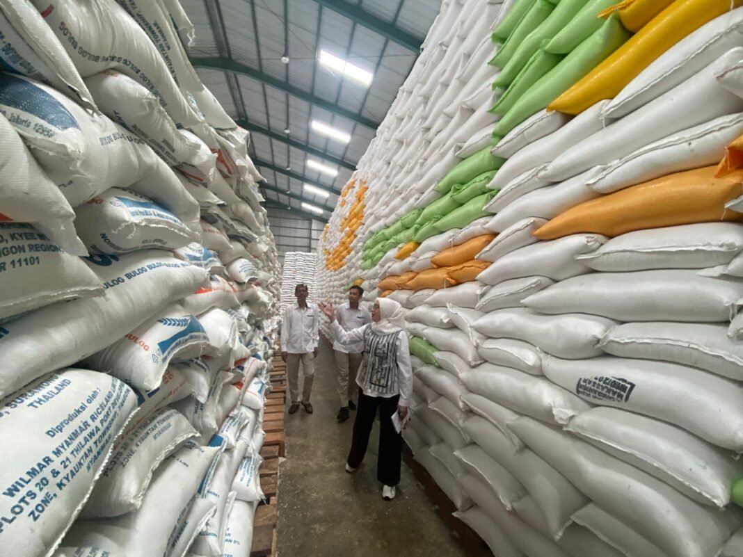 Bulog Sulselbar Jamin Stok Beras Aman Sampai Juni 2027 Beras di Bulog Sulsel masih cukup hingga Juni 2027. (Foto: Opsi)