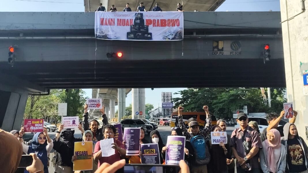 Jurnalis di Makassar gelar aksi demonstrasi tuntut Presiden Prabowo minta maaf. (Foto: Opsi)