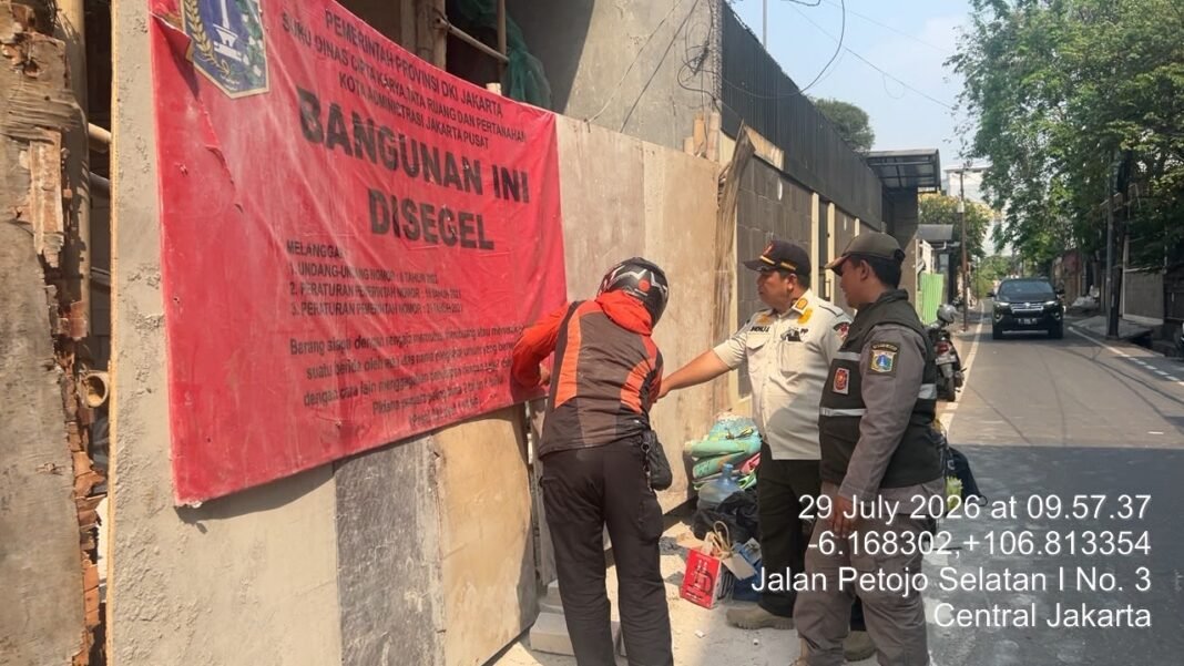 Suku Dinas CKTRP Jakarta Pusat Segel Bangunan Enam Lantai di Petojo Suku Dinas CKTRP Jakarta Pusat Segel Bangunan Enam Lantai di Petojo