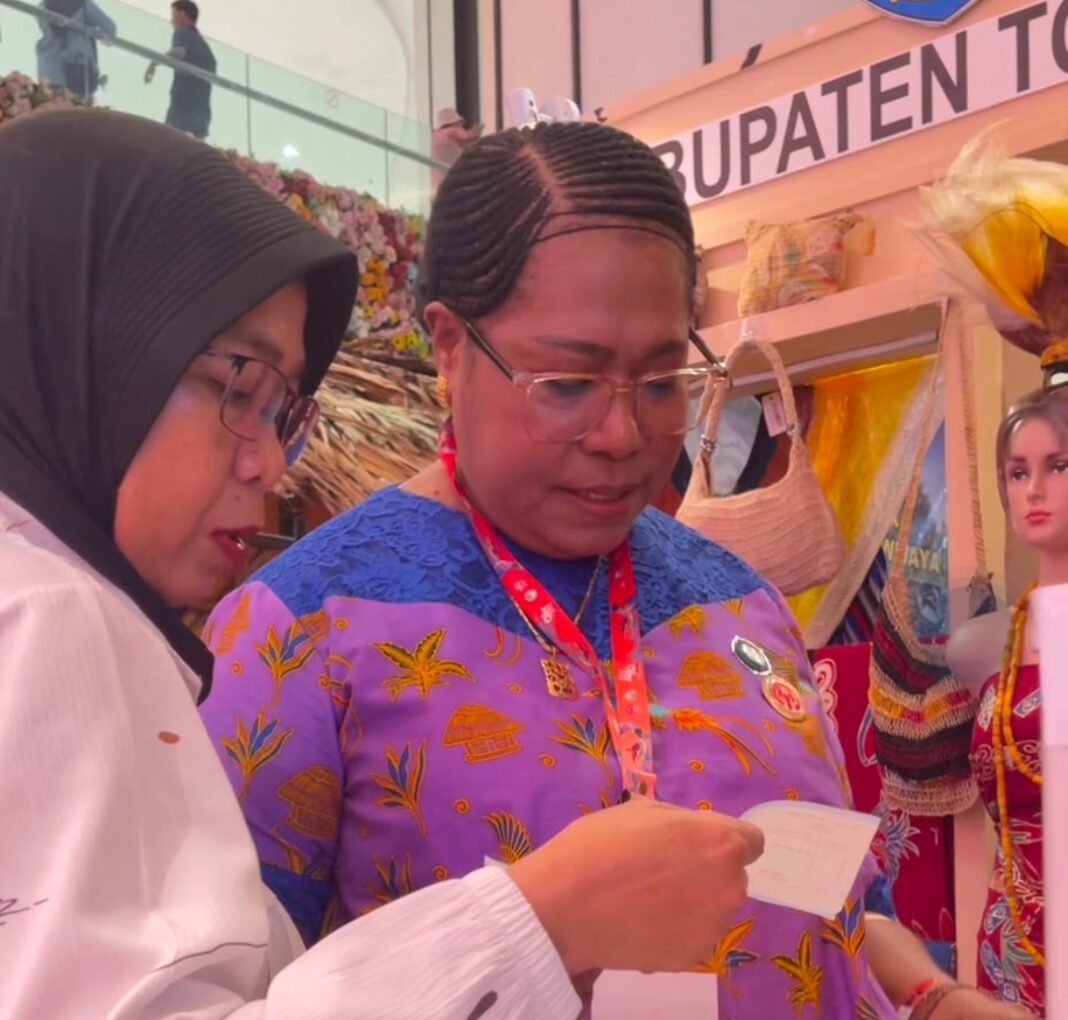 Ketua Tim Penggerak PKK Kabupaten Tolikara sekaligus Ketua Dekranasda Kabupaten Tolikara, Ny. Elisabet Y. Flassy Wandik, SE., MM
