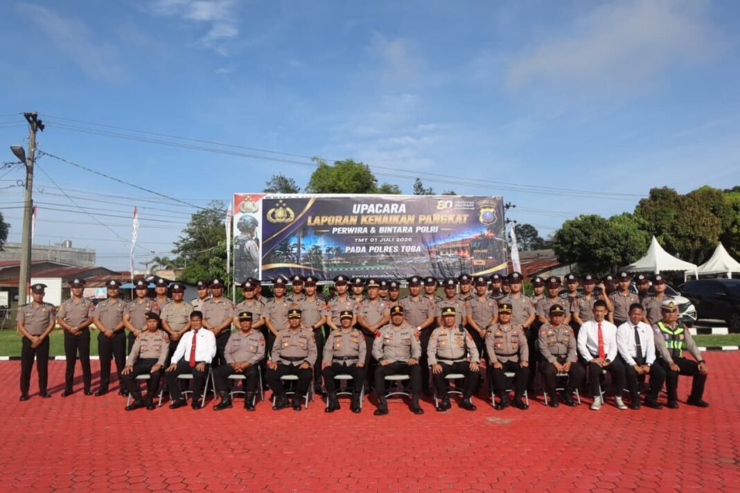 Kapolres AKBP V.J Parapaga Pimpin Upacara Kenaikan Pangkat 38 Personel Polres Toba Polres Toba