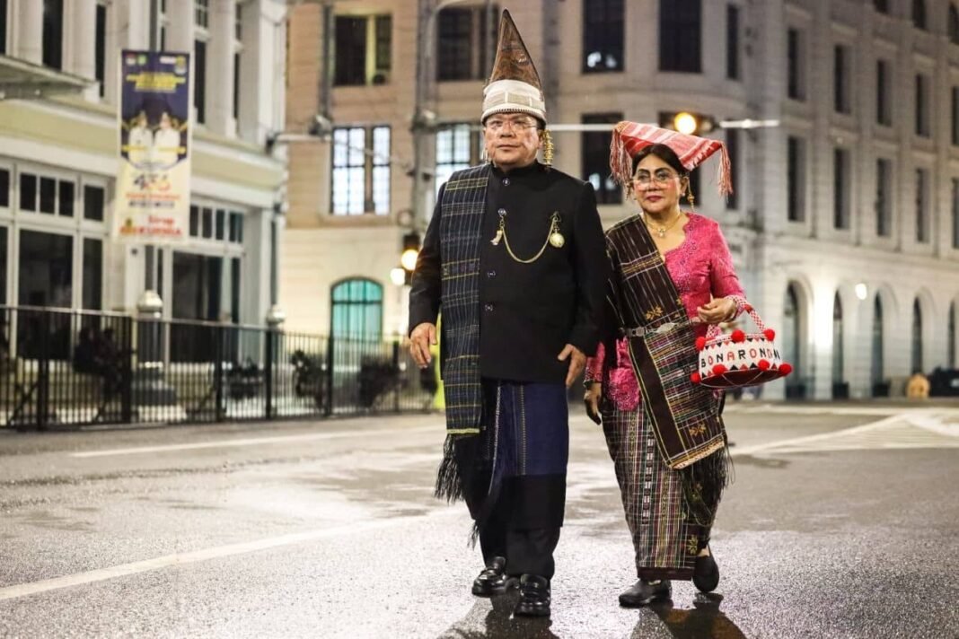 Wali Kota Wesly Pimpin Penampilan Pesona Budaya Simalungun dan Ragam Etnis di Karnaval Budaya Nusantara Wesly Silalahi dan istri