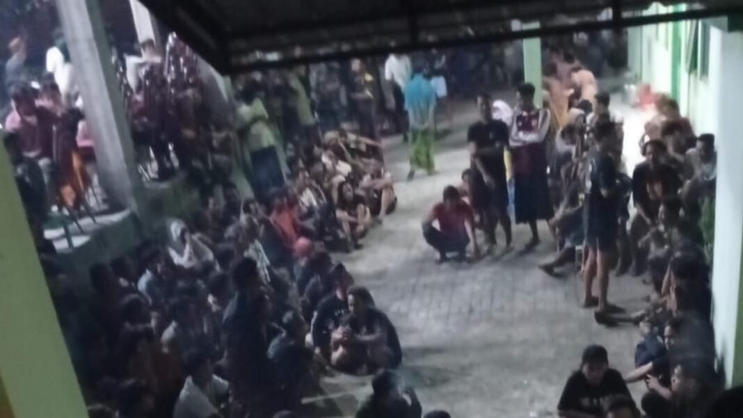 Diduga Lakukan Pemerasan, Dua Polisi di Gresik Dikeroyok Warga Dua polisi dikeroyok warga di Gresik. (Foto: potongan video)