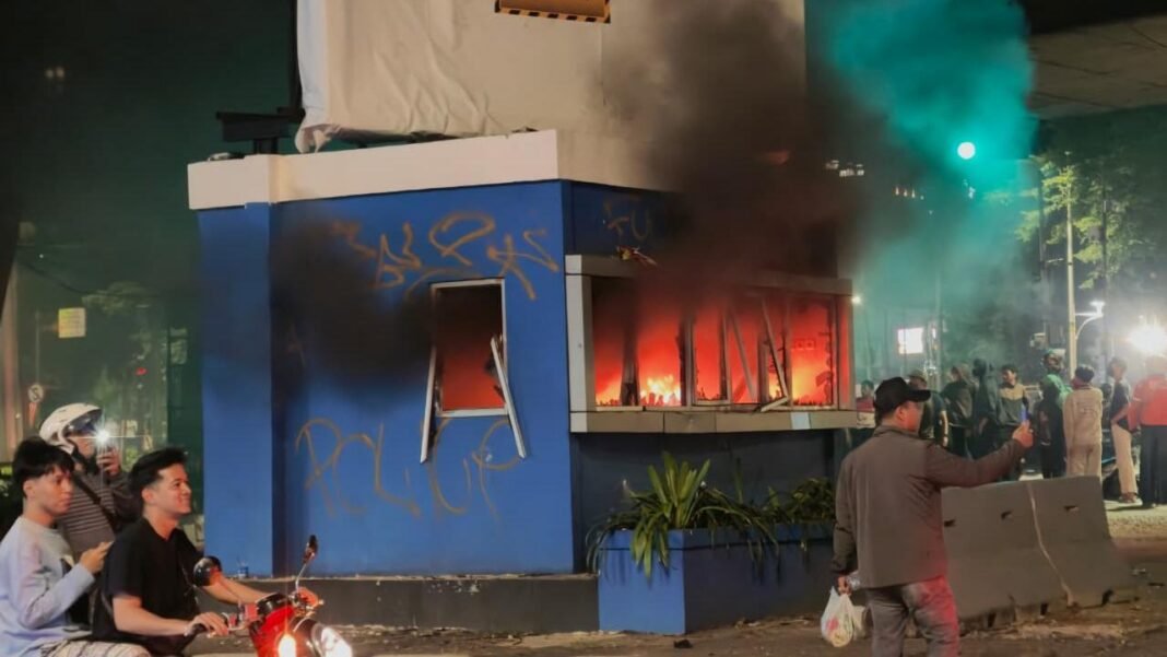 Pos Polisi Satlantas Wilayah Jakarta Barat di bawah Flyover Slipi, Jalan S Parman, Palmerah, Jakarta Barat, dibakar sejumlah orang pada Kamis (27/8/2026) malam. (Foto: Ist)
