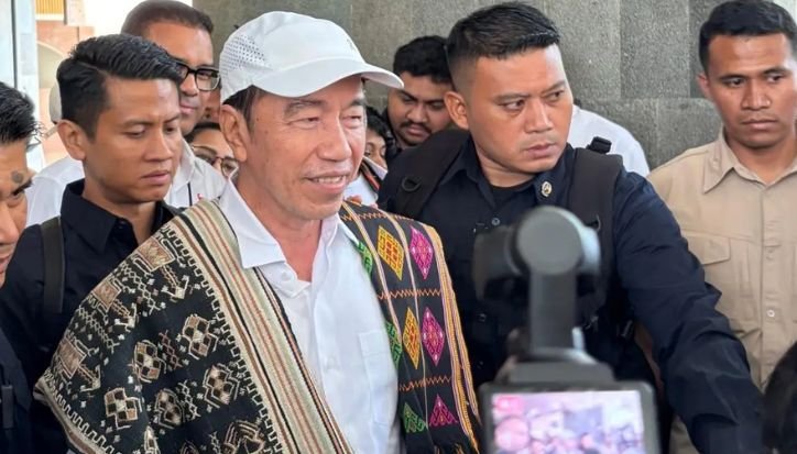 Disambut Teriakan ‘Jokowi Pulang Kampung’, Ribuan Warga Meriahkan Kehadiran Jokowi di Kupang Jokowi