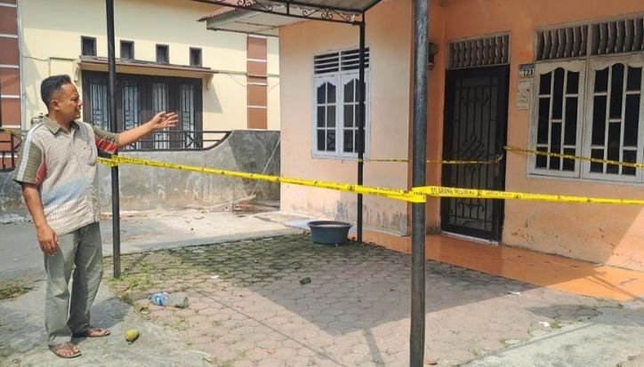Lansia di Deli Serdang Tewas Dibunuh, Oknum Polisi Ditangkap Polisi Kepala dusun setempat menunjukkan rumah korban pembunuhan di Kecamatan Tanjung Morawa.