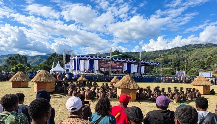 Bupati Tolikara Resmi Buka Festival Etnik Religi: Kita Buktikan Papua Miliki Kasih yang Berakar Budaya Suasana pembukaan Festival Etnik Religi Tolikara 2026 di Karubaga Tolikara, Papua Pegunungan