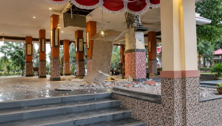 Gempa M7,7 Guncang NTT, 14 Orang Meninggal Dunia dan Puluhan Bangunan Rusak Bangunan rusak akibat gempa NTT