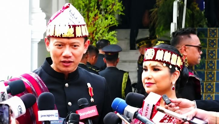 AHY Bawa Nuansa Batak ke Istana, Penampilannya Langsung Jadi Sorotan AHY pakai busana Batak Toba