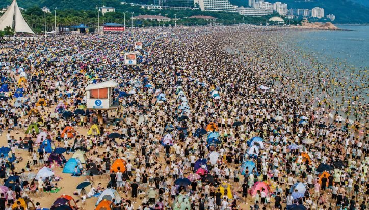 Lautan manusia di Dameisha Beach, Shenzhen, China.