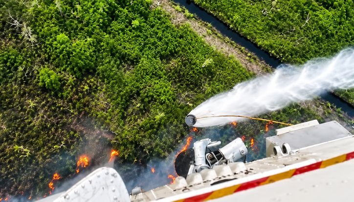Bara Karhutla Kalimantan Belum Mati, BNPB Kerahkan 30 Helikopter dan Kejar Hujan Buatan Pemadaman karhutla menggunakan water bombing di wilayah Provinsi Kalimantan Tengah