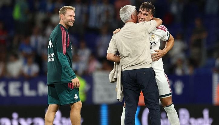 Debut Manis Mourinho, Real Madrid Bungkam Espanyol 2-1, Gol Kemenangan Terjadi Menit 90 Mourinho merayakan kemenangan bersama Carlos Espí