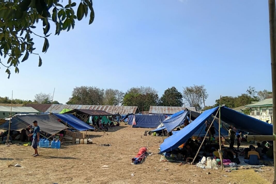 Tak Tahan Dingin di Pengungsian, Warga Reok Pilih Kembali ke Rumah Meski Masih Trauma Gempa Warga Reo tidur di tenda akibat gempa yang bertubi-tubi melanda wilayah itu. (Foto: Dok. Warga)