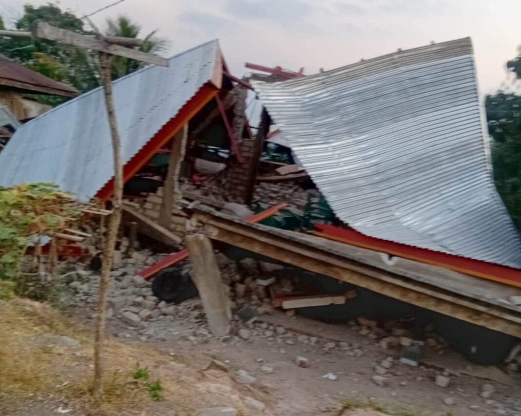 Gempa Dahsyat M 7,7 Guncang NTT, Warga Pesisir Sempat Diingatkan Tsunami Kerusakan akibat gempa di Nagekeo NTT. (Foto: Dok. warga)