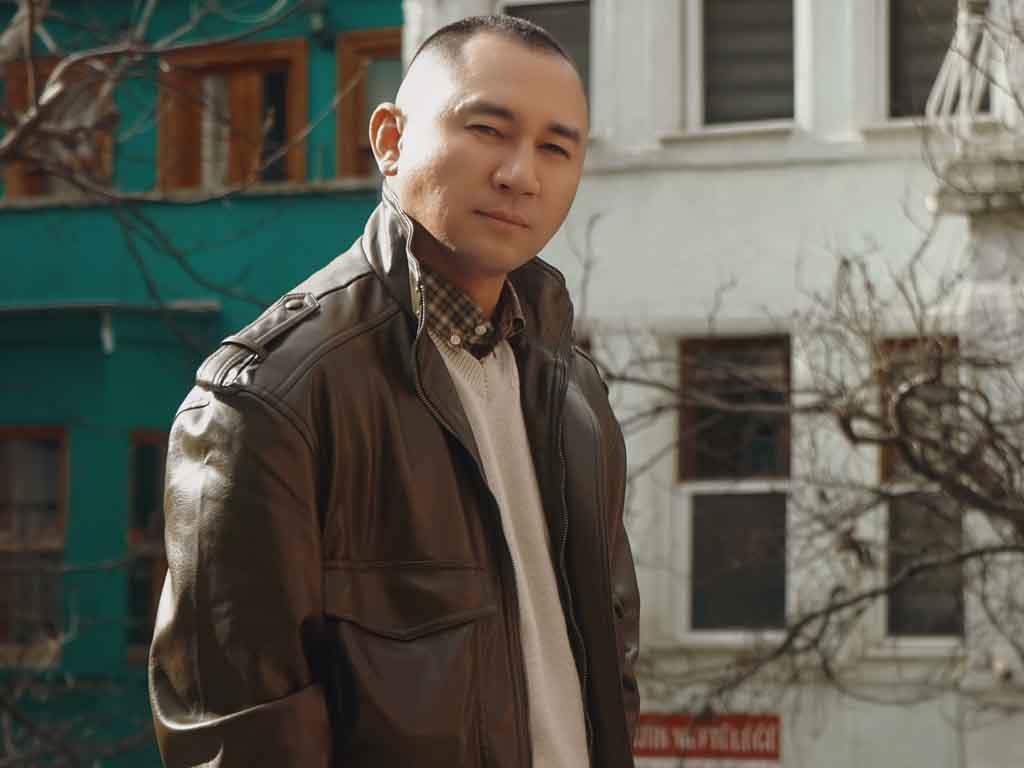 Adrian Takndare Bahas Keberanian Melepaskan di Single Bila Memang Penyanyi asal Ambon, Adrian Takndare. (Foto: Istimewa)