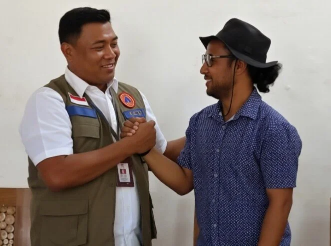 Heboh Protes Bantuan Gempa BNPB, Camat Lamba Leda Utara Resmi Pilih Mundur Camat Lamba Leda Utara, Agustinus Supratman meminta maaf kepada Kombes Deden Nurhidayatullah. (Foto: BNPB)