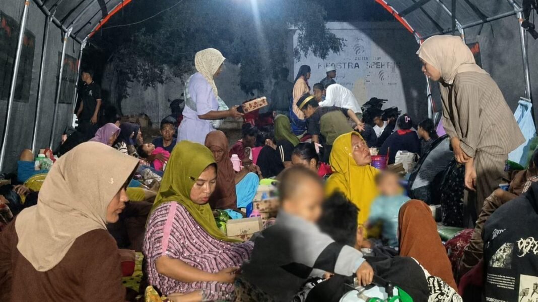 Warga korban gempa di Kabupaten Manggarai Timur, NTT masih bertahan di tenda pengungsian. (Foto: BNPB)