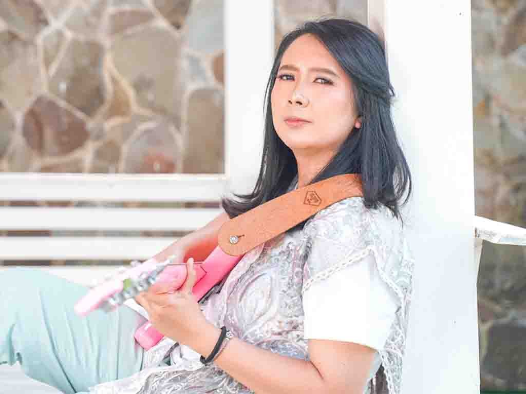 Pembetot Bass, Helvi Eriyanti Rilis Buku Bertajuk BILLKISS: Cerita #1 Pemain bas grup band Billkiss, Helvi Eriyanti. (Foto: Istimewa)