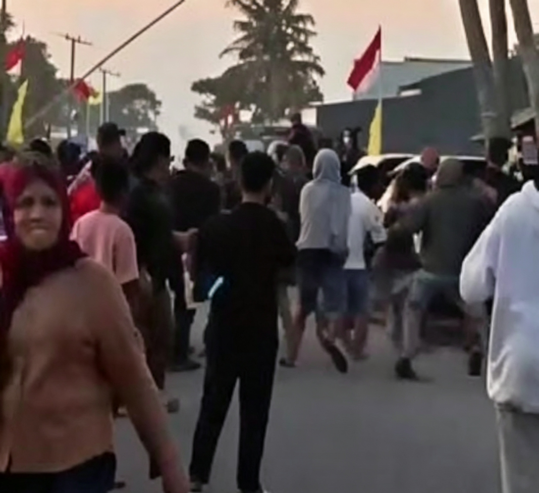 Suporter Ricuh saat Laga Sepak Bola HUT ke-81 RI di Pinrang Pertandingan sepakbola di Pinrang ricuh. (Foto: dokumen video viral)