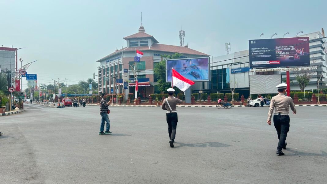 Tiga Menit Hening di Cirebon, Arus Lalu Lintas Dihentikan Saat Detik-Detik Proklamasi Tiga Menit Hening di Cirebon, Arus Lalu Lintas Dihentikan Saat Detik-Detik Proklamasi
