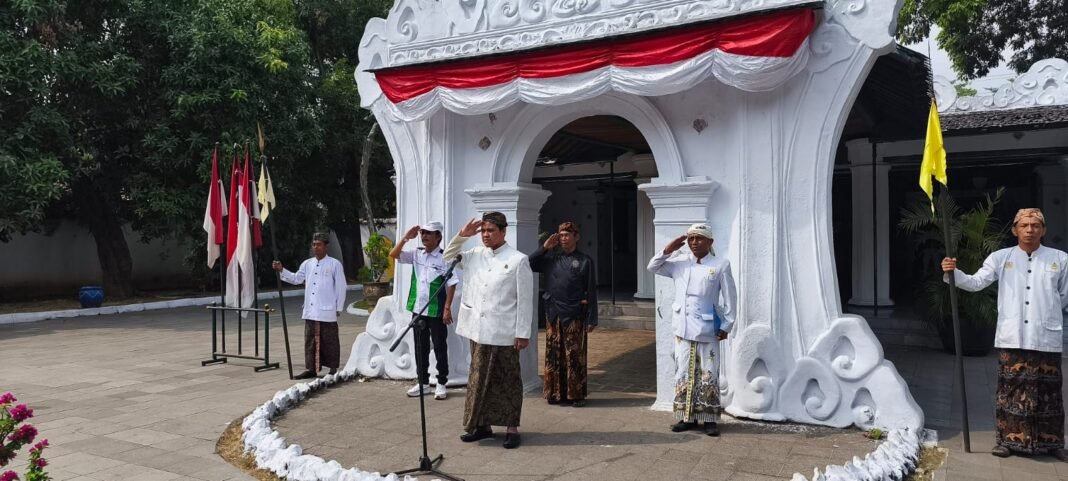 Keraton Kasepuhan Cirebon Kembali Gelar Upacara HUT ke-81 RI di Halaman Dewan Daru Keraton Kasepuhan Cirebon Kembali Gelar Upacara HUT ke-81 RI di Halaman Dewan Daru
