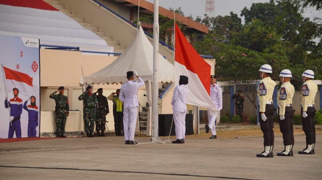 Pertamina Kilang Balongan Kobarkan Semangat Kemerdekaan Lewat Upacara HUT RI ke-81 Pertamina Kilang Balongan Kobarkan Semangat Kemerdekaan Lewat Upacara HUT RI ke-81